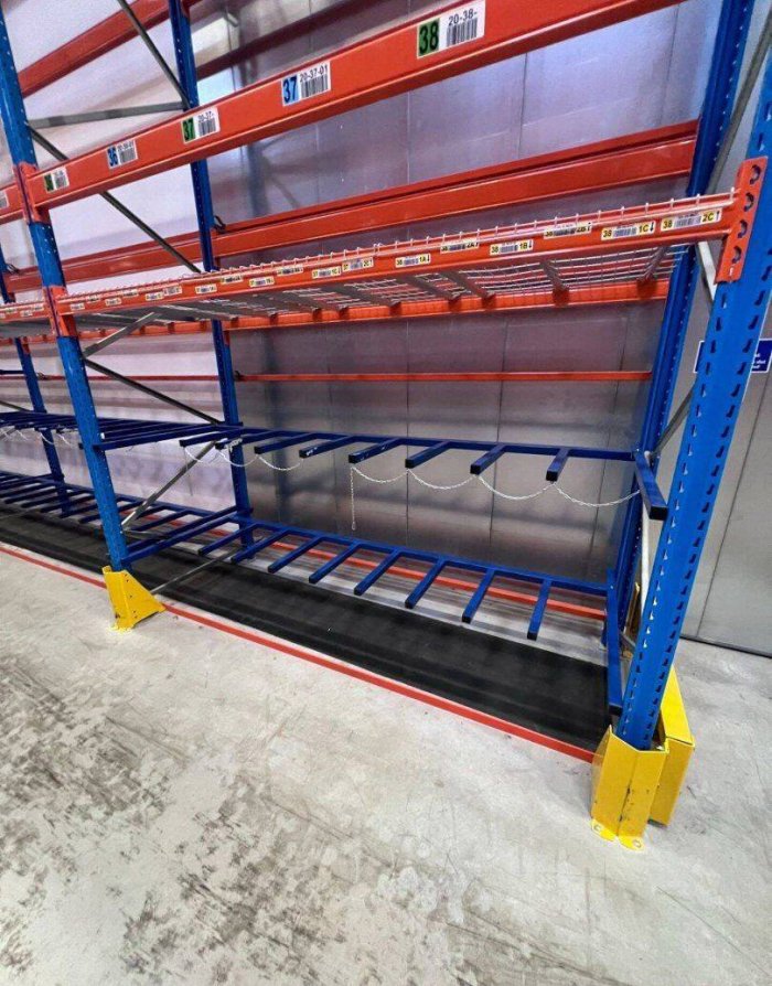 Separator element for pallet racking system